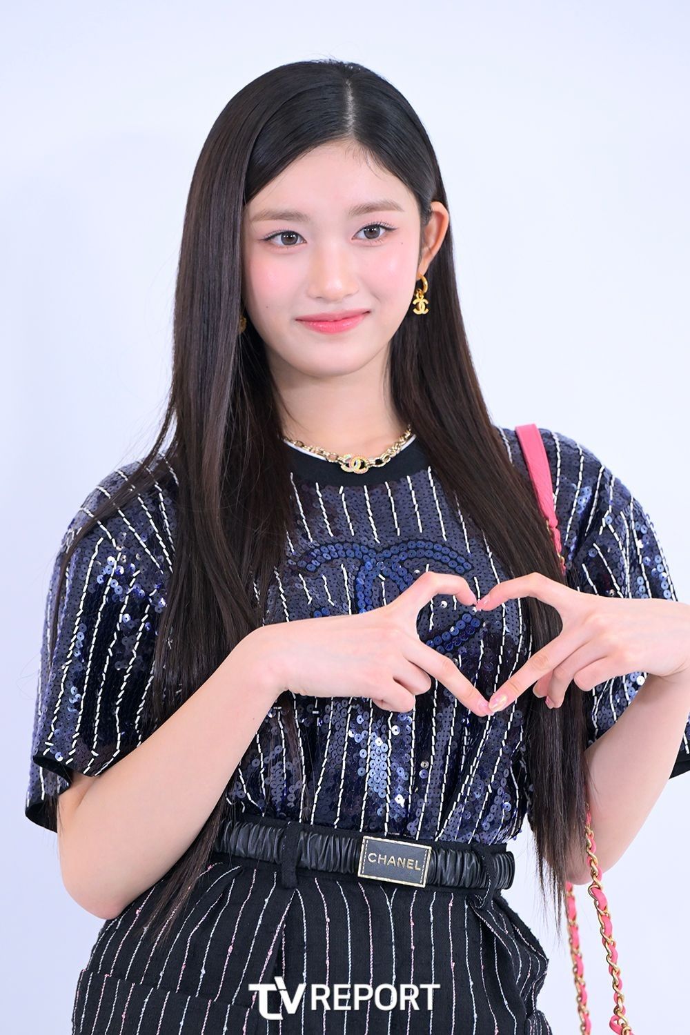 [T포토] 이서 '막내의 손하트'