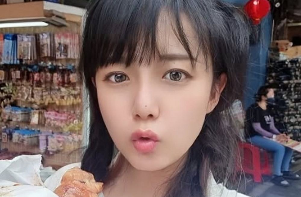 Kang Eun-bi and her fiancé