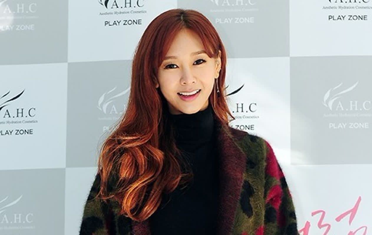 '성매매 벌금형→강제 은퇴' 여가수, 한국 떠난 줄 알았는데...식당서 포... - 뉴스 썸네일 이미지