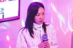 공효진, 총 대신 마이크 들었다…어린이집 엄마들과 노래방 회동 ‘깜짝’ (‘유부녀 킬러’)