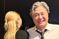 ’64세’ 최민식, ’32세 연하’ 女배우에 어깨 내줬다…활짝 핀 웃음꽃 [RE:스타]