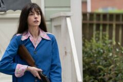 ‘시대의 아이콘’ 앤 해서웨이가 걷고 있는 길…여성 가장의 서사를 담았던 ‘오크 스트리트의 마지막 날’