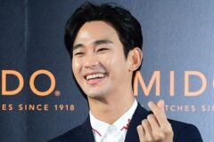 돌아온 김수현, 1년 6개월 만 韓 공식석상 등장.. 수트 입고 밝은 미소