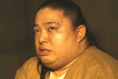 “배우에 고함→스태프 밀쳐 골절”…’회당 제작비 8억’ 대작 감독, ‘갑질 의혹’ 터졌다 [룩@글로벌]