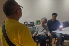 윤여정, 자택서 지인들과 깜짝 팔순 잔치.. 오스카 트로피도 함께 [RE:스타]